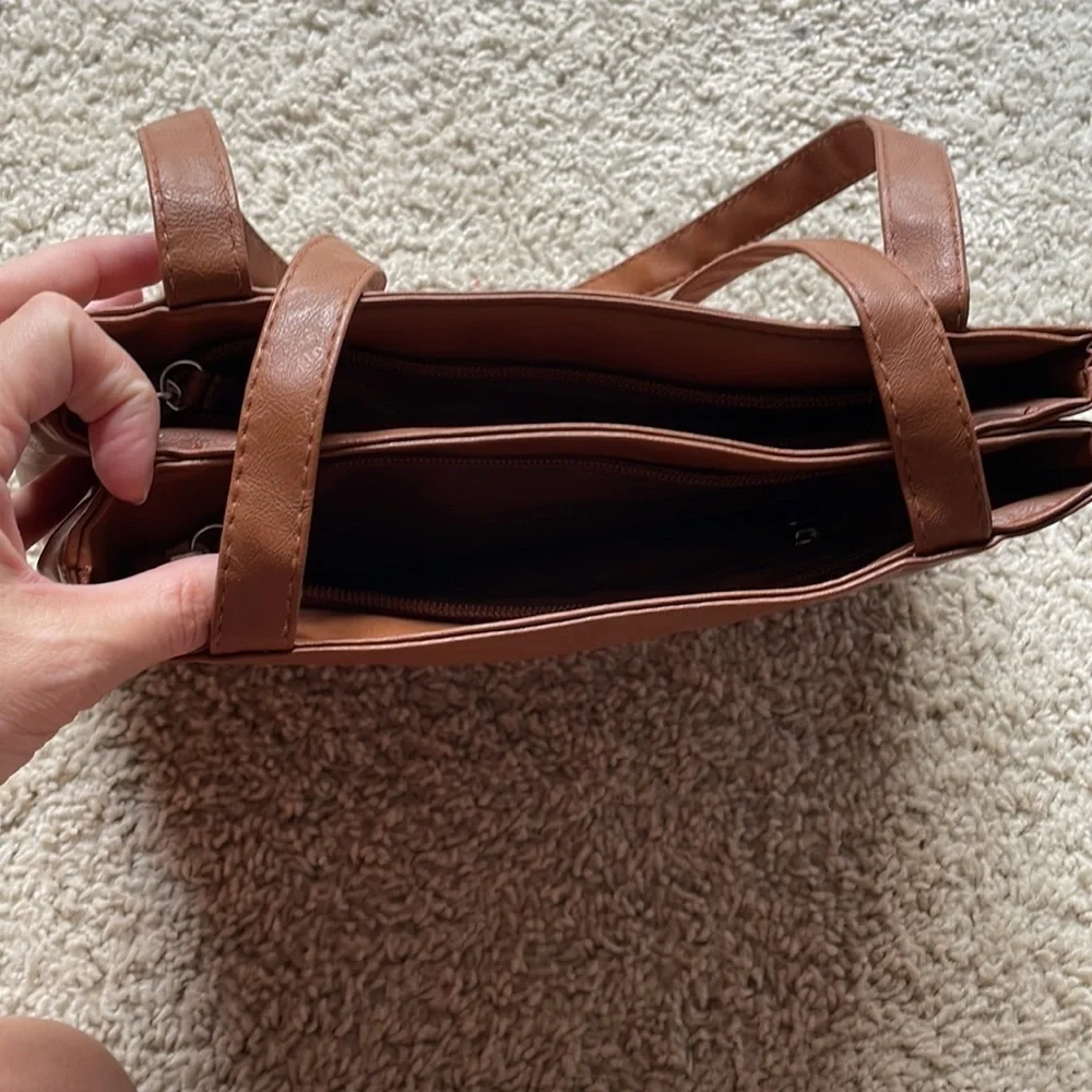 Brown purse with straps. Classic design and lots of organization.